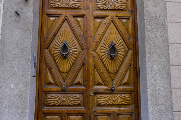 Bağlantı elemanları ile ahşap kapı