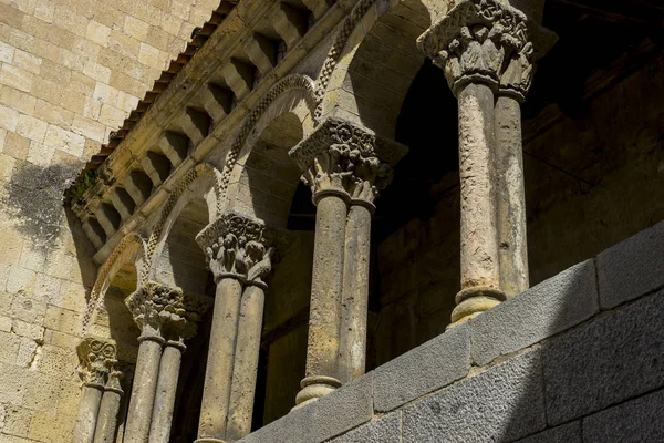 Archi con capitelli in pietra — Foto Stock