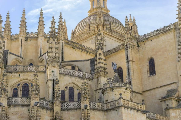 Catedral con pináculos y bóvedas — Foto de Stock