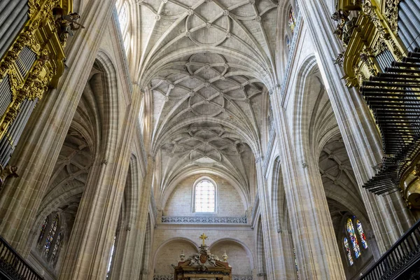 Gotik Kilisesi kemerler — Stok fotoğraf