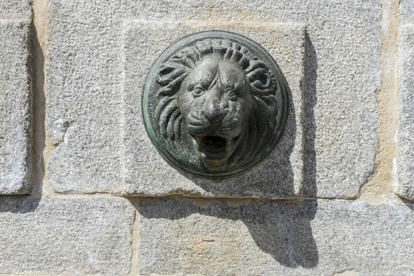 Bronzen fontein met leeuw — Stockfoto