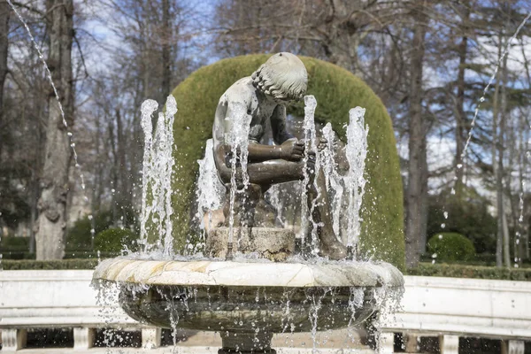 Fountains of water in royal gardens — Stock Photo, Image