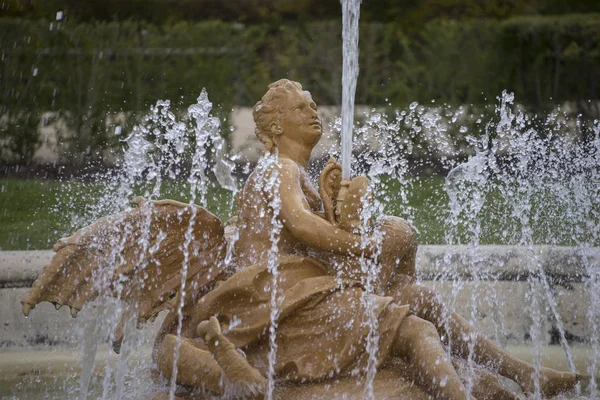 在皇家园林中水的喷泉 — 图库照片