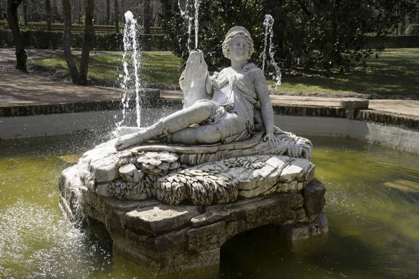 Fontes de água em jardins — Fotografia de Stock