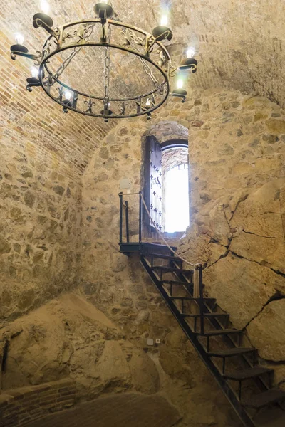 Lampadario nel castello medievale — Foto Stock