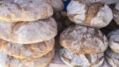 Tablo somun ekmek ile