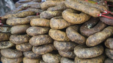 Bir sürü ev yapımı sosis