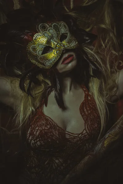 Gizemli maske kadında