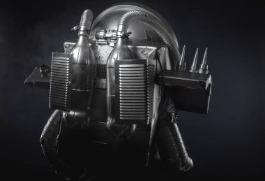 Gümüş alan takım elbise giymiş astronot