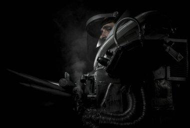 Gümüş alan takım elbise giymiş astronot