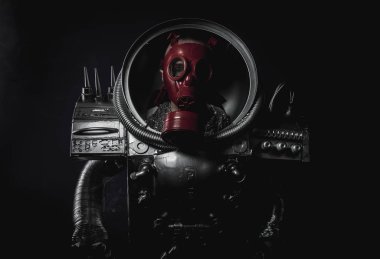 Gümüş alan takım elbise giymiş astronot