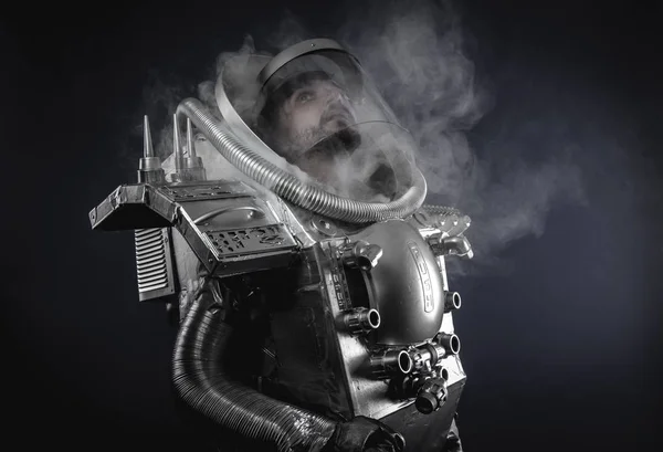 Astronauta vestido em terno espaço prata — Fotografia de Stock