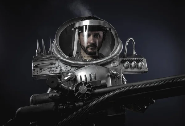 Ντυμένος στο ασήμι διαστημική στολή αστροναύτη — Φωτογραφία Αρχείου