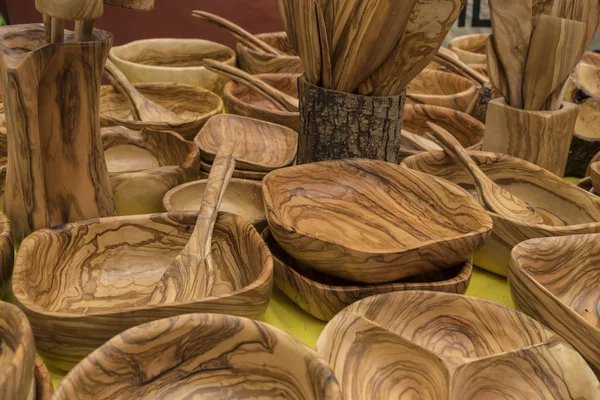 Utensílios de cozinha feitos de madeira — Fotografia de Stock