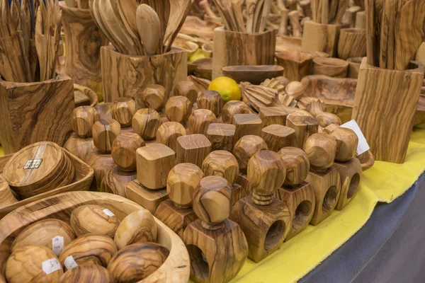 Utensílios de cozinha feitos de madeira — Fotografia de Stock