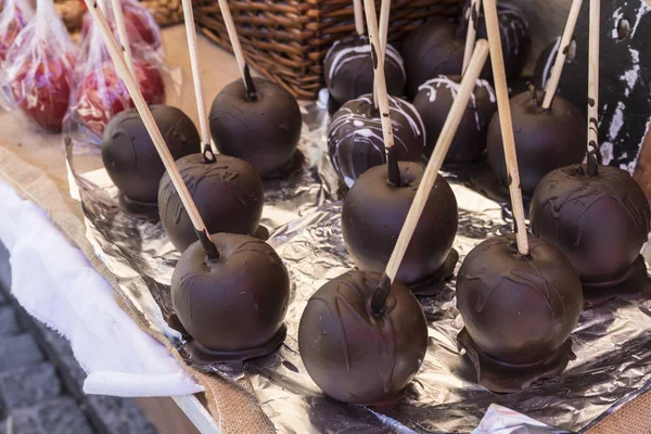 Apples covered with chocolate — Stock Photo, Image