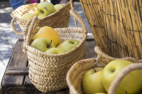 Cesti con mele fresche — Foto Stock