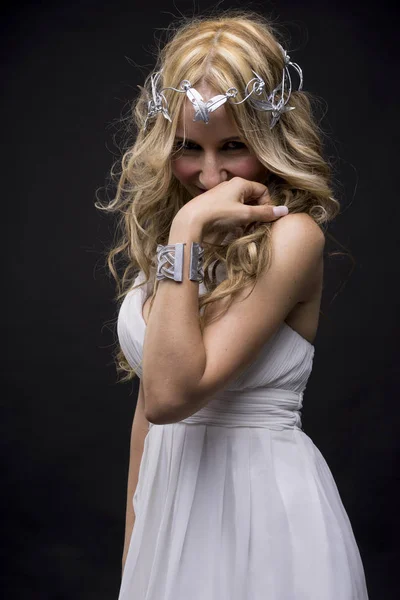 Belle femme blonde en robe blanche — Photo