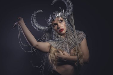 Boynuzları olan muhteşem Viking Tanrıça