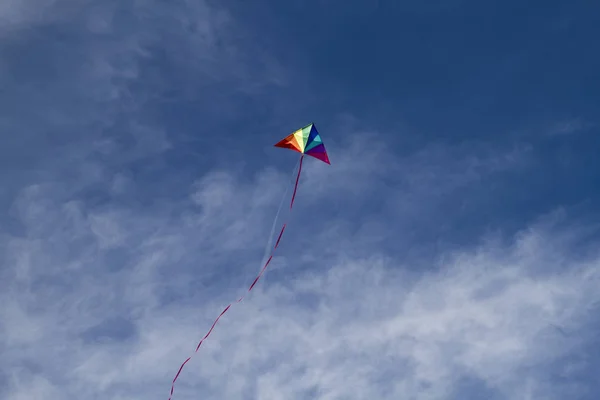 Kite de cores do arco-íris no céu — Fotografia de Stock