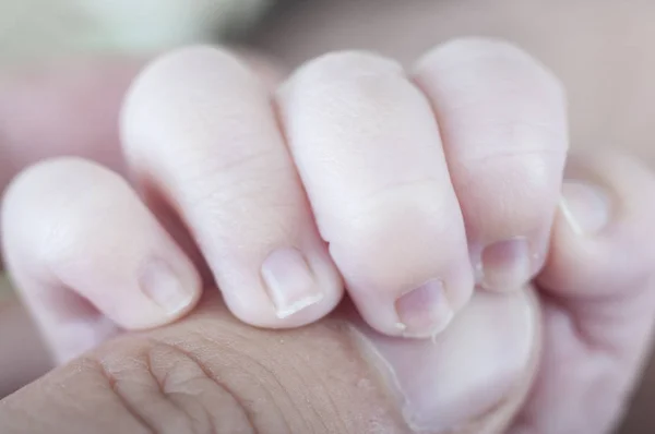 Рука новорожденного отца — стоковое фото