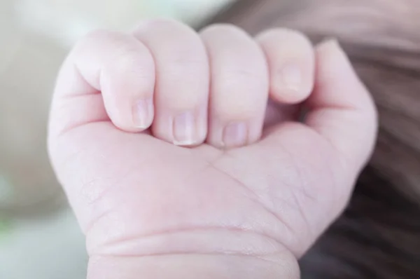 刚出生的孩子的手 — 图库照片