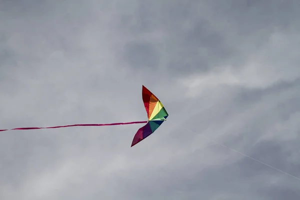 风筝彩虹的颜色在天空中 — 图库照片