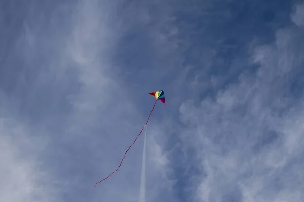 Kite van regenboog kleuren in de lucht — Stockfoto