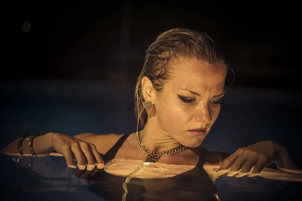 Vacker blond kvinna i en natt pool — Stockfoto