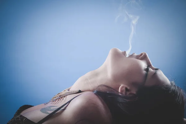 Brunett kvinna med rök — Stockfoto
