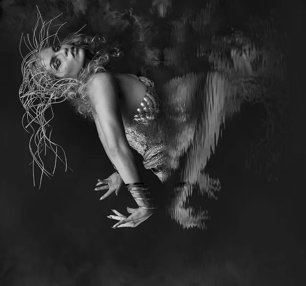 Frau im dunklen Wasser mit Spiegelung — Stockfoto