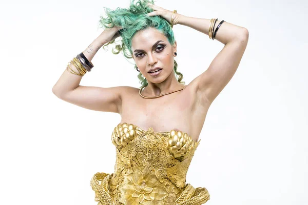 Latin žena v zlaté šaty — Stock fotografie