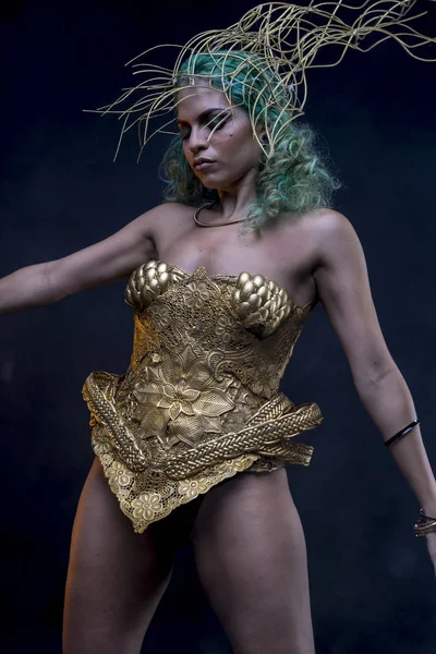 Frau in goldener Götterrüstung — Stockfoto