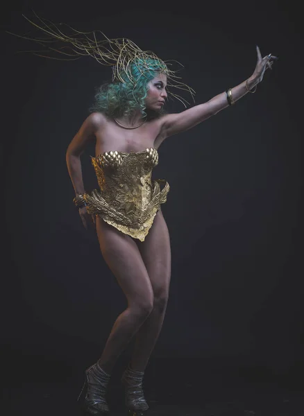 Mulher em deusas douradas armadura — Fotografia de Stock