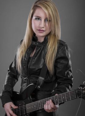 sarışın siyah elektro gitar ile