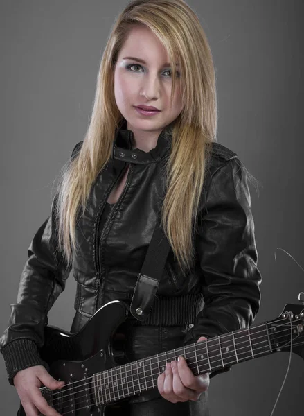 Blondynka z czarna gitara elektryczna — Zdjęcie stockowe