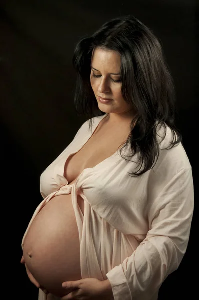 Mulher morena grávida em roupas leves — Fotografia de Stock