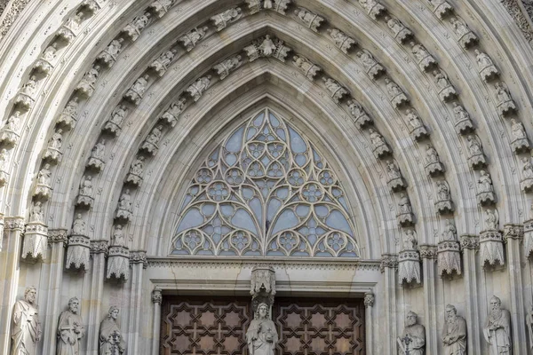 Fachada de catedral en Barcelona — Foto de Stock