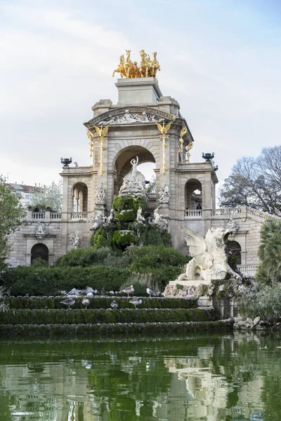 Fontein in het Citadelpark in Barcelona — Stockfoto