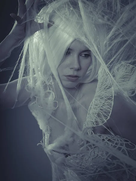Vrouw gevangen in een spinnenweb — Stockfoto