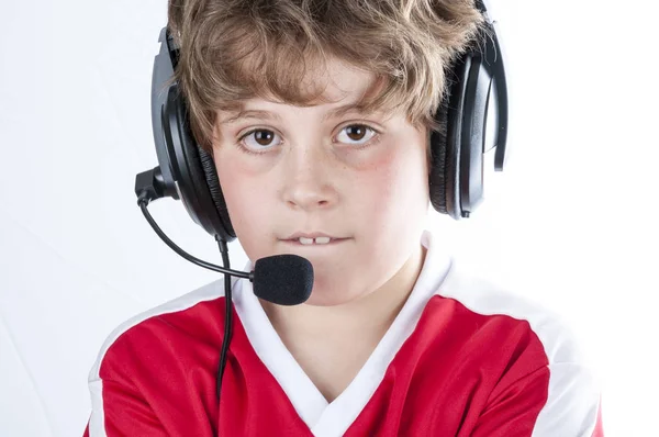 Niño rubio con auriculares — Foto de Stock