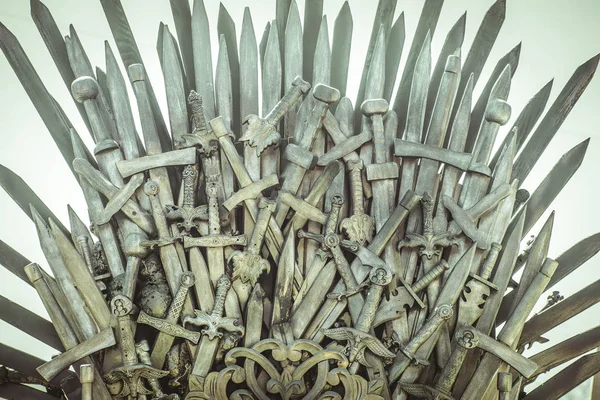 Trono de hierro hecho con espadas —  Fotos de Stock