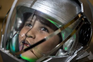 Astronot olmak için oynayan çocuk 