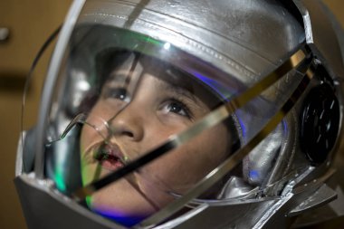 Astronot olmak için oynayan çocuk 