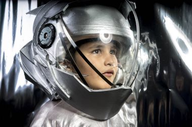 Astronot olmak için oynayan çocuk 