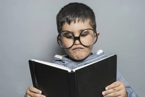 Jongen die een boek leest — Stockfoto