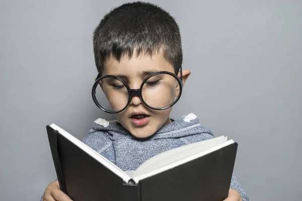 Pojke läser en bok — Stockfoto