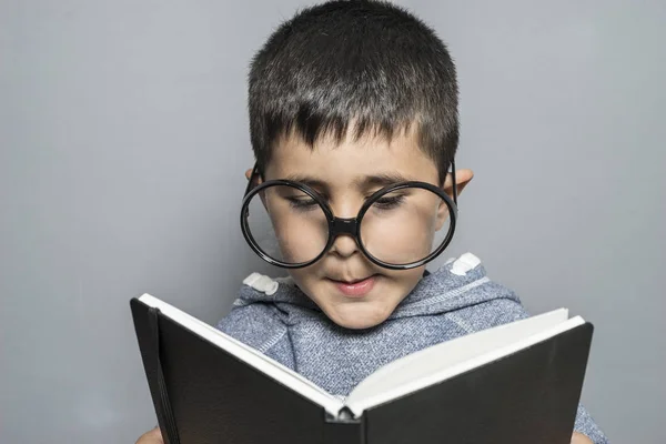 Хлопчик читає книгу — стокове фото