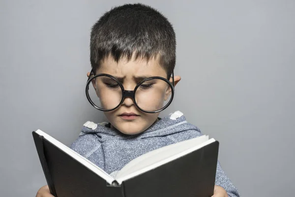 Jongen die een boek leest — Stockfoto