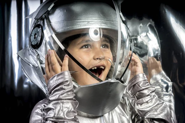 Мальчик играет в астронавта — стоковое фото